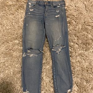 Light wash American eagle ripped jeans
